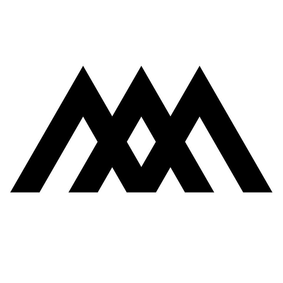 Trois triangles noirs, imbriqués les uns dans les autres. Le logo du festival Arboretum représente des arbres et les liens de la communauté.